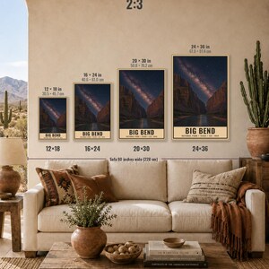 Puede incluir: Cuatro l&aacute;minas verticales de Big Bend National Park con un cielo nocturno y la V&iacute;a L&aacute;ctea sobre un ca&ntilde;&oacute;n. Tama&ntilde;os: 30,5x45,7, 40,6x61,0, 50,8x76,2 y 61,0x91,4 cm. El texto dice Big Bend National Park Texas Est. 1944. Descarga digital.