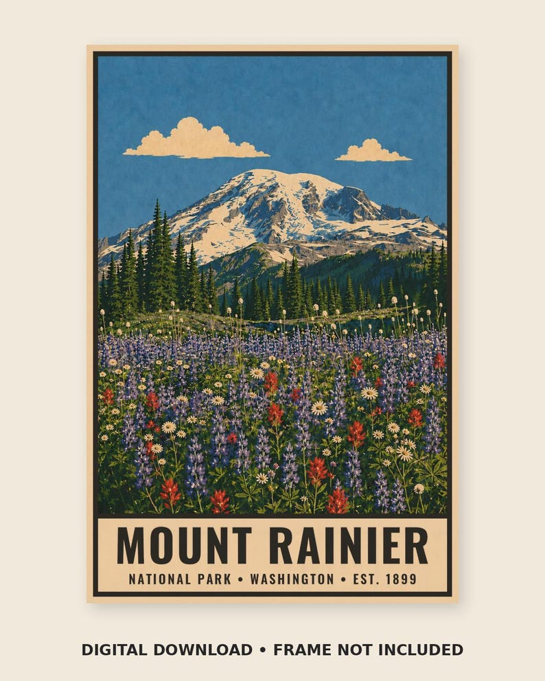Op de afbeelding: Een verticale poster met de besneeuwde Mount Rainier boven een dicht bos en een weide vol paarse lupinen en witte madeliefjes. De tekst onderaan luidt MOUNT RAINIER NATIONAL PARK WASHINGTON EST. 1899.