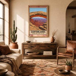 Może przedstawiać: Pionowy, prostokątny wydruk ścienny przedstawiający stylizowaną ilustrację łuku Mesa Arch w Parku Narodowym Canyonlands w stanie Utah. Grafika ukazuje czerwone formacje skalne pod niebieskim niebem z napisem CANYONLANDS NATIONAL PARK UTAH EST. 1964.