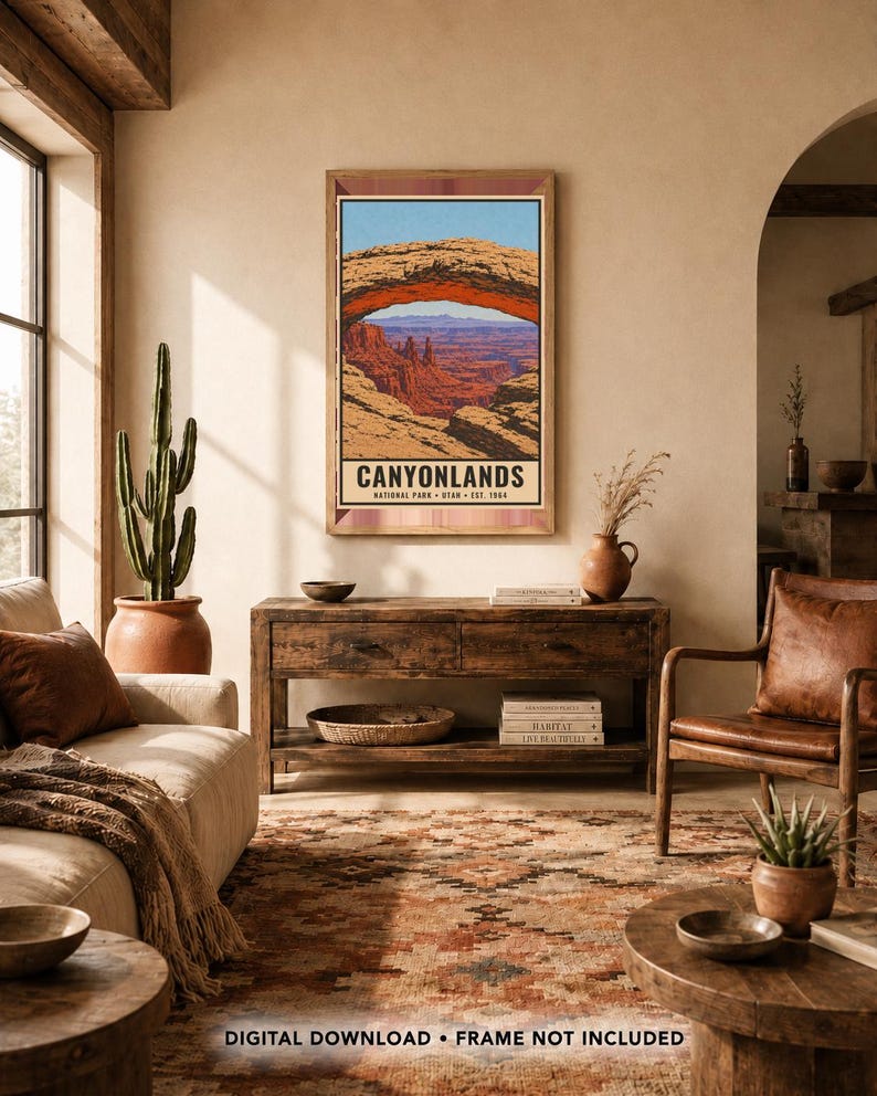 Może przedstawiać: Pionowy, prostokątny wydruk ścienny przedstawiający stylizowaną ilustrację łuku Mesa Arch w Parku Narodowym Canyonlands w stanie Utah. Grafika ukazuje czerwone formacje skalne pod niebieskim niebem z napisem CANYONLANDS NATIONAL PARK UTAH EST. 1964.