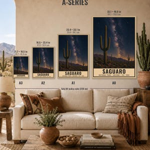 Puede incluir: Cuatro p&oacute;steres enmarcados de la serie A en tama&ntilde;os A3, A2, A1 y A0, cada uno con un paisaje nocturno del Parque Nacional Saguaro con cielo estrellado y la V&iacute;a L&aacute;ctea. Dimensiones de 29,7 x 41,9 cm a 84,1 x 118,9 cm. Descarga digital.