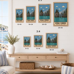 Może przedstawiać: Kolekcja siedmiu oprawionych grafik ściennych z ilustracją Parku Narodowego Kenai Fjords przedstawiającą g&oacute;ry, wodę i drzewa. Wydruki prezentowane są w r&oacute;żnych rozmiarach, w tym 12x18, 16x24, 20x30, 24x36, 9x12, 12x16 oraz 18x24.