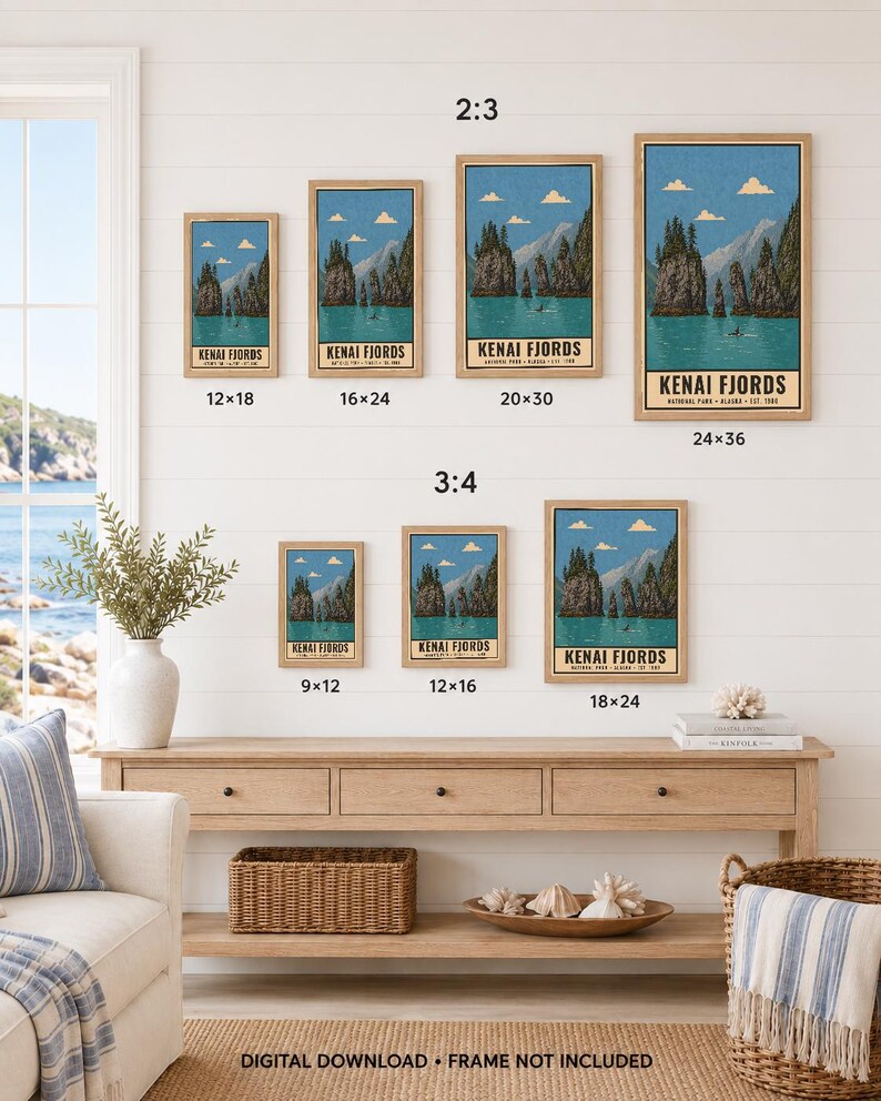 Może przedstawiać: Kolekcja siedmiu oprawionych grafik ściennych z ilustracją Parku Narodowego Kenai Fjords przedstawiającą g&oacute;ry, wodę i drzewa. Wydruki prezentowane są w r&oacute;żnych rozmiarach, w tym 12x18, 16x24, 20x30, 24x36, 9x12, 12x16 oraz 18x24.