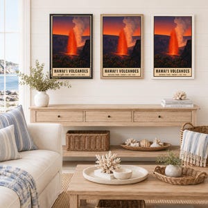 Puede incluir: Tres l&aacute;minas de arte mural verticales que muestran una erupci&oacute;n volc&aacute;nica en el Parque Nacional de los Volcanes de Haw&aacute;i. Cada impresi&oacute;n muestra una fuente de lava naranja brillante contra un cielo oscuro, con el texto HAWAI'I VOLCANOES NATIONAL PARK HAWAII EST. 1916.
