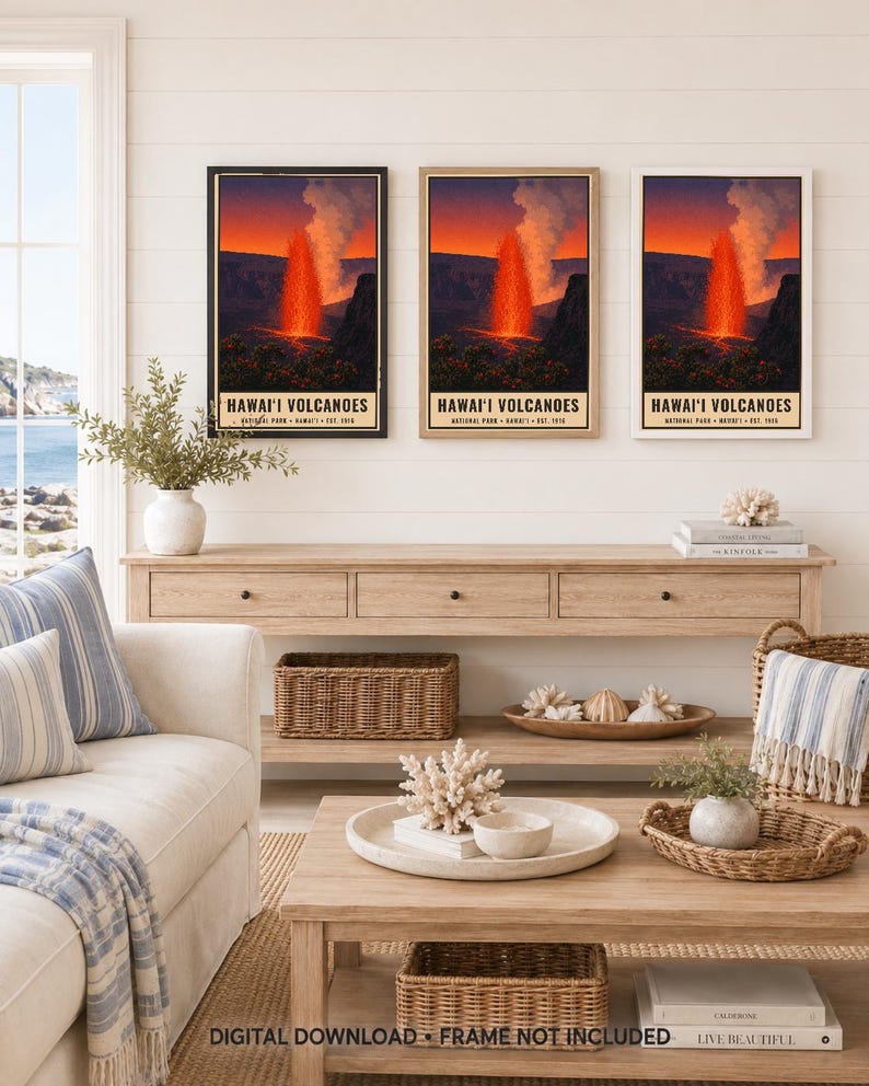 Puede incluir: Tres l&aacute;minas de arte mural verticales que muestran una erupci&oacute;n volc&aacute;nica en el Parque Nacional de los Volcanes de Haw&aacute;i. Cada impresi&oacute;n muestra una fuente de lava naranja brillante contra un cielo oscuro, con el texto HAWAI'I VOLCANOES NATIONAL PARK HAWAII EST. 1916.
