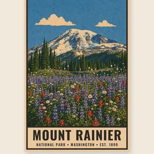 K&ouml;nnte beinhalten: Ein vertikaler Kunstdruck, der den schneebedeckten Mount Rainier &uuml;ber einem dichten Wald und einer Wiese mit violetten Lupinen und wei&szlig;en G&auml;nsebl&uuml;mchen zeigt. Der Text unten lautet MOUNT RAINIER NATIONAL PARK WASHINGTON EST. 1899.