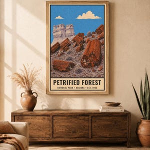 Peut inclure: Une affiche verticale illustrant le parc national de la for&ecirc;t p&eacute;trifi&eacute;e en Arizona. L'&oelig;uvre repr&eacute;sente des troncs p&eacute;trifi&eacute;s brun-rouge sur un terrain rocheux sous un ciel bleu avec des nuages. Le texte indique : PETRIFIED FOREST NATIONAL PARK ARIZONA EST. 1962.