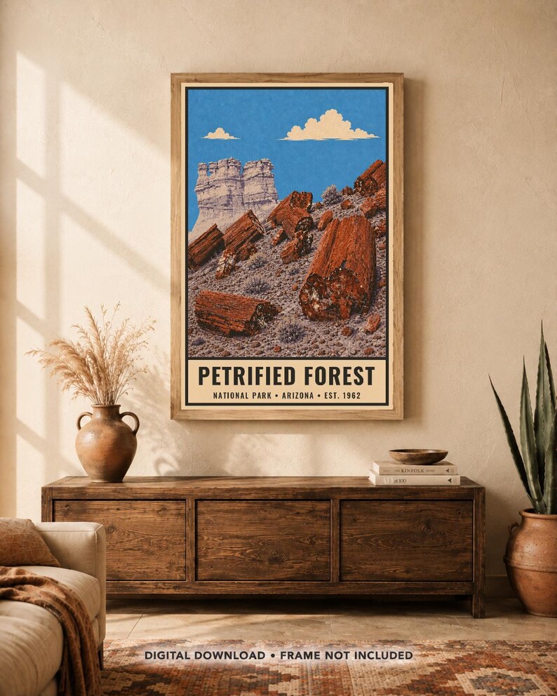 Peut inclure: Une affiche verticale illustrant le parc national de la for&ecirc;t p&eacute;trifi&eacute;e en Arizona. L'&oelig;uvre repr&eacute;sente des troncs p&eacute;trifi&eacute;s brun-rouge sur un terrain rocheux sous un ciel bleu avec des nuages. Le texte indique : PETRIFIED FOREST NATIONAL PARK ARIZONA EST. 1962.