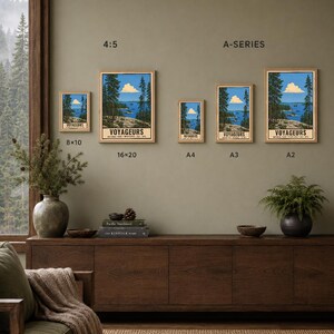 Op de afbeelding: Een collectie ingelijste kunstprints van Voyageurs National Park, met een blauwe lucht, dennenbomen en rotsachtige oevers. De prints zijn gelabeld met de maten 8x10, 16x20, A4, A3 en A2, met diverse beeldverhoudingen en afmetingen.
