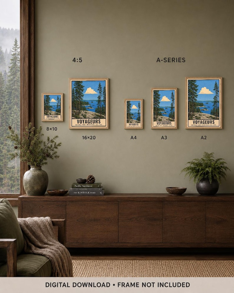 Op de afbeelding: Een collectie ingelijste kunstprints van Voyageurs National Park, met een blauwe lucht, dennenbomen en rotsachtige oevers. De prints zijn gelabeld met de maten 8x10, 16x20, A4, A3 en A2, met diverse beeldverhoudingen en afmetingen.