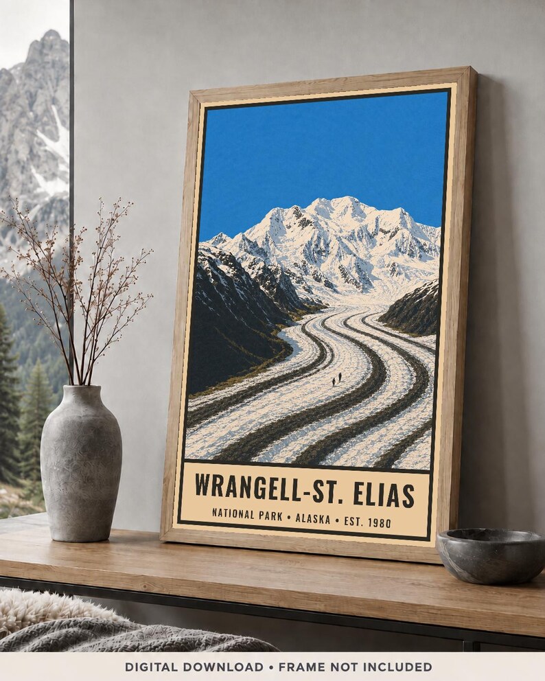 K&ouml;nnte beinhalten: Ein vertikales rechteckiges Poster mit einer Landschaftsillustration des Wrangell-St. Elias Nationalparks in Alaska. Das Kunstwerk zeigt ein schneebedecktes Gebirge und einen gewundenen Gletscher. Der Text lautet WRANGELL-ST. ELIAS NATIONAL PARK ALASKA EST. 1980.