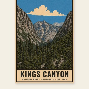 Pu&ograve; includere: Un poster verticale con un'illustrazione paesaggistica del Kings Canyon National Park in California. La scena raffigura un profondo canyon con ripide vette rocciose, una fitta foresta di pini e un cielo blu con nuvole bianche. Il testo recita KINGS CANYON NATIONAL PARK CALIFORNIA EST. 1940.
