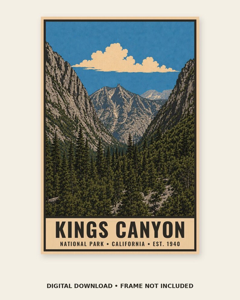Pu&ograve; includere: Un poster verticale con un'illustrazione paesaggistica del Kings Canyon National Park in California. La scena raffigura un profondo canyon con ripide vette rocciose, una fitta foresta di pini e un cielo blu con nuvole bianche. Il testo recita KINGS CANYON NATIONAL PARK CALIFORNIA EST. 1940.