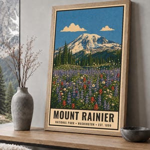 K&ouml;nnte beinhalten: Ein gerahmtes vertikales Poster mit einer malerischen Illustration des Mount Rainier mit schneebedecktem Gipfel, Wald und einer Wiese voller violetter und roter Wildblumen unter blauem Himmel. Der Text lautet MOUNT RAINIER NATIONAL PARK WASHINGTON EST. 1899.