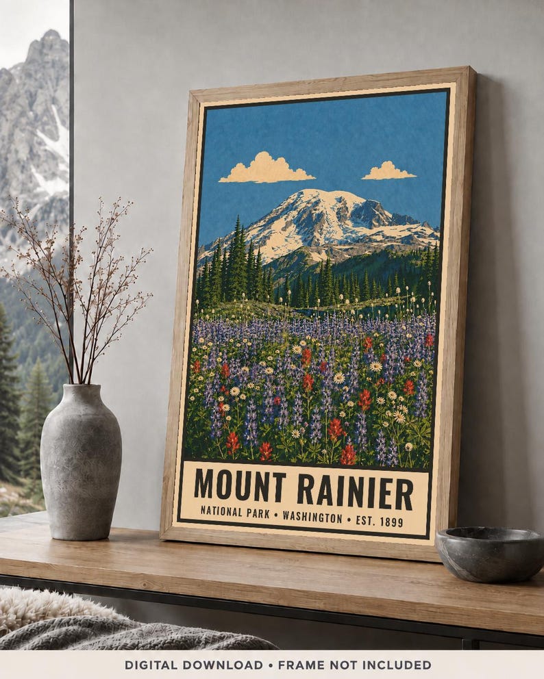 K&ouml;nnte beinhalten: Ein gerahmtes vertikales Poster mit einer malerischen Illustration des Mount Rainier mit schneebedecktem Gipfel, Wald und einer Wiese voller violetter und roter Wildblumen unter blauem Himmel. Der Text lautet MOUNT RAINIER NATIONAL PARK WASHINGTON EST. 1899.