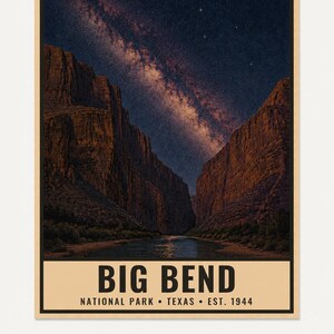 Puede incluir: Una l&aacute;mina de arte mural rectangular que muestra un cielo nocturno con la V&iacute;a L&aacute;ctea sobre las paredes del ca&ntilde;&oacute;n y el r&iacute;o del Parque Nacional Big Bend, Texas. El texto dice BIG BEND NATIONAL PARK &bull; TEXAS &bull; EST. 1944. Descarga digital, marco no incluido.
