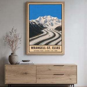 Pu&ograve; includere: Una stampa artistica da parete rettangolare con un'illustrazione paesaggistica del Parco Nazionale Wrangell-St. Elias in Alaska. L'immagine mostra montagne innevate, un ghiacciaio tortuoso con linee di morena scure e il testo WRANGELL-ST. ELIAS NATIONAL PARK ALASKA EST. 1980.