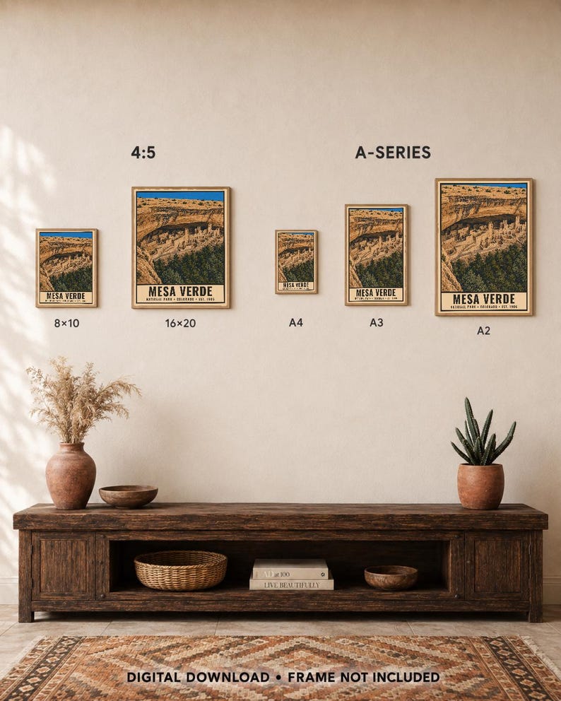 Pu&ograve; includere: Una collezione di cinque stampe artistiche da parete incorniciate raffiguranti il Parco Nazionale di Mesa Verde, etichettate con le dimensioni 8x10, 16x20, A4, A3 e A2. Le stampe mostrano un'illustrazione di abitazioni rupestri con il testo MESA VERDE. Download digitale, cornice non inclusa.