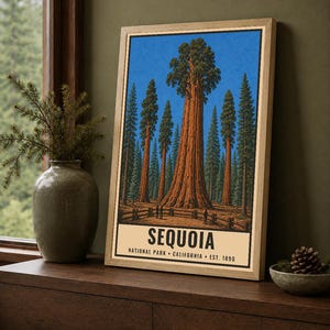 Może przedstawiać: Oprawiony pionowy plakat przedstawiający szczeg&oacute;łową ilustrację sekwoi olbrzymich w lesie pod jasnoniebieskim niebem. Dolna sekcja zawiera tekst SEQUOIA NATIONAL PARK CALIFORNIA EST. 1890 pogrubioną, czarną czcionką bezszeryfową.