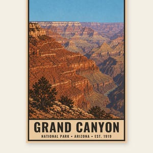 K&ouml;nnte beinhalten: Ein rechteckiges Poster mit einer malerischen Ansicht des Grand Canyon mit geschichteten roten Felsformationen, gr&uuml;nen B&auml;umen im Vordergrund und einem klaren blauen Himmel. Der Text lautet GRAND CANYON NATIONAL PARK ARIZONA EST. 1919.