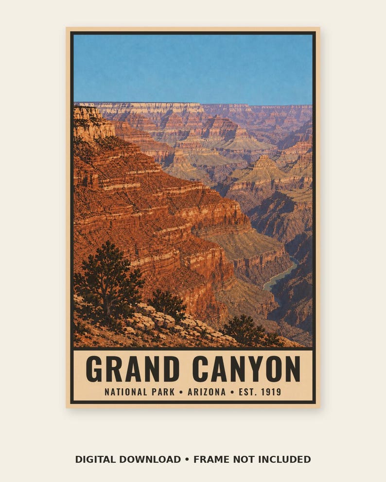 K&ouml;nnte beinhalten: Ein rechteckiges Poster mit einer malerischen Ansicht des Grand Canyon mit geschichteten roten Felsformationen, gr&uuml;nen B&auml;umen im Vordergrund und einem klaren blauen Himmel. Der Text lautet GRAND CANYON NATIONAL PARK ARIZONA EST. 1919.