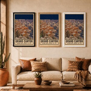 Puede incluir: Tres p&oacute;steres verticales id&eacute;nticos que representan el Gran Ca&ntilde;&oacute;n de noche con un &aacute;rbol de Navidad decorado en primer plano. Cada p&oacute;ster presenta el texto GRAND CANYON NATIONAL PARK ARIZONA EST. 1919 en letras negras sobre fondo crema.