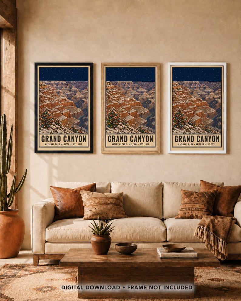 Puede incluir: Tres p&oacute;steres verticales id&eacute;nticos que representan el Gran Ca&ntilde;&oacute;n de noche con un &aacute;rbol de Navidad decorado en primer plano. Cada p&oacute;ster presenta el texto GRAND CANYON NATIONAL PARK ARIZONA EST. 1919 en letras negras sobre fondo crema.