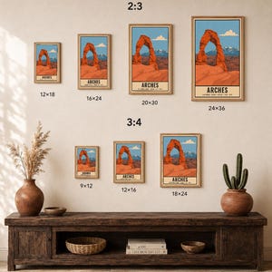Op de afbeelding: Een collectie van zeven ingelijste wandposters met het Arches National Park, inclusief een rode rotsboog, blauwe lucht en bergen. De prints zijn gelabeld met beeldverhoudingen 2:3 en 3:4, en maten in inches: 12x18, 16x24, 20x30, 24x36, 9x12, 12x16 en 18x24.