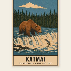 Pu&ograve; includere: Un poster verticale che illustra un orso bruno in piedi sul bordo di una cascata, mentre cattura un pesce che salta. Lo sfondo mostra una fitta foresta e un cielo blu con una nuvola. Il testo recita KATMAI NATIONAL PARK ALASKA EST. 1980.
