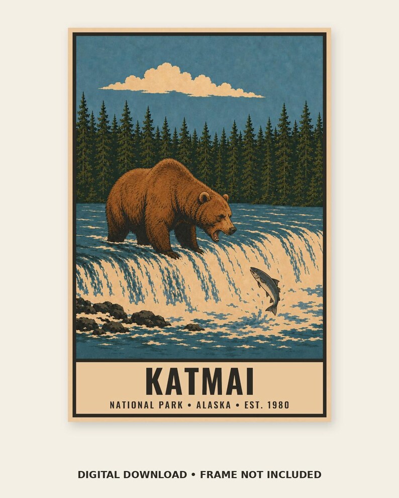 Pu&ograve; includere: Un poster verticale che illustra un orso bruno in piedi sul bordo di una cascata, mentre cattura un pesce che salta. Lo sfondo mostra una fitta foresta e un cielo blu con una nuvola. Il testo recita KATMAI NATIONAL PARK ALASKA EST. 1980.