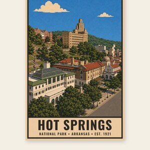 Peut inclure: Une affiche de voyage verticale pr&eacute;sentant une illustration paysag&egrave;re du parc national de Hot Springs en Arkansas. La sc&egrave;ne montre des b&acirc;timents historiques aux toits rouges et une haute structure centrale sous un ciel bleu. Le texte indique : HOT SPRINGS NATIONAL PARK ARKANSAS EST. 1921.