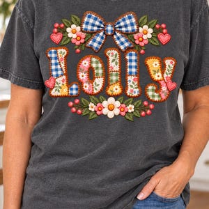 Lolly-tröja, lapptäcksmönster med ginghammönster för mormor, quiltad skjorta med blommig rosett, present till Lolly, julklapp för mormor, Cottagecore-tröja