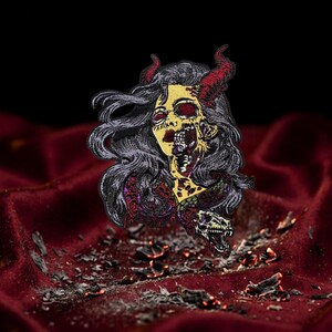 Parche moral Lilith Succubus: Edición limitada, artículo coleccionable bordado de arte oscuro (5" x 6.5")