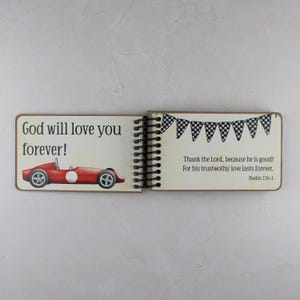Peut inclure: Un livret &agrave; reliure spirale avec deux pages ouvertes. La page de gauche pr&eacute;sente une illustration de voiture de course rouge et le texte God will love you forever! La page de droite affiche un motif de fanions &agrave; damier noir et blanc et le texte Thank the Lord, because he is good! For his trustworthy love lasts forever. Psalm 136:1.