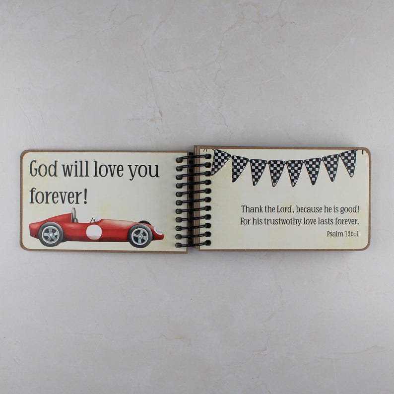 Peut inclure: Un livret &agrave; reliure spirale avec deux pages ouvertes. La page de gauche pr&eacute;sente une illustration de voiture de course rouge et le texte God will love you forever! La page de droite affiche un motif de fanions &agrave; damier noir et blanc et le texte Thank the Lord, because he is good! For his trustworthy love lasts forever. Psalm 136:1.