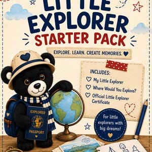 Op de afbeelding: Een Penny Bear Adventures Little Explorer Starter Pack set met een zwarte beer in een beige safarihoed en blauwe rugzak, die een blauw Explorer-paspoort vasthoudt. Bevat een wereldbol, kompas, vergrootglas en een notitieboek met tekeningen.