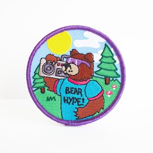 Toppa termoadesiva ricamata Bear Hype, slogan "slow down", colori vivaci, fili intrecciati, giacca di jeans, zaino, rave bear, edizione limitata