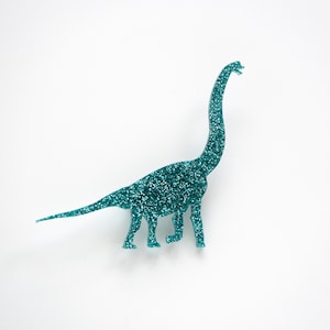 キラキラ輝くブラキオサウルス恐竜ブローチ、きらめく恐竜バッジ、手作りのレーザーカットジュエリー、恐竜好きへのギフト、結婚式に欠かせないアクセサリー