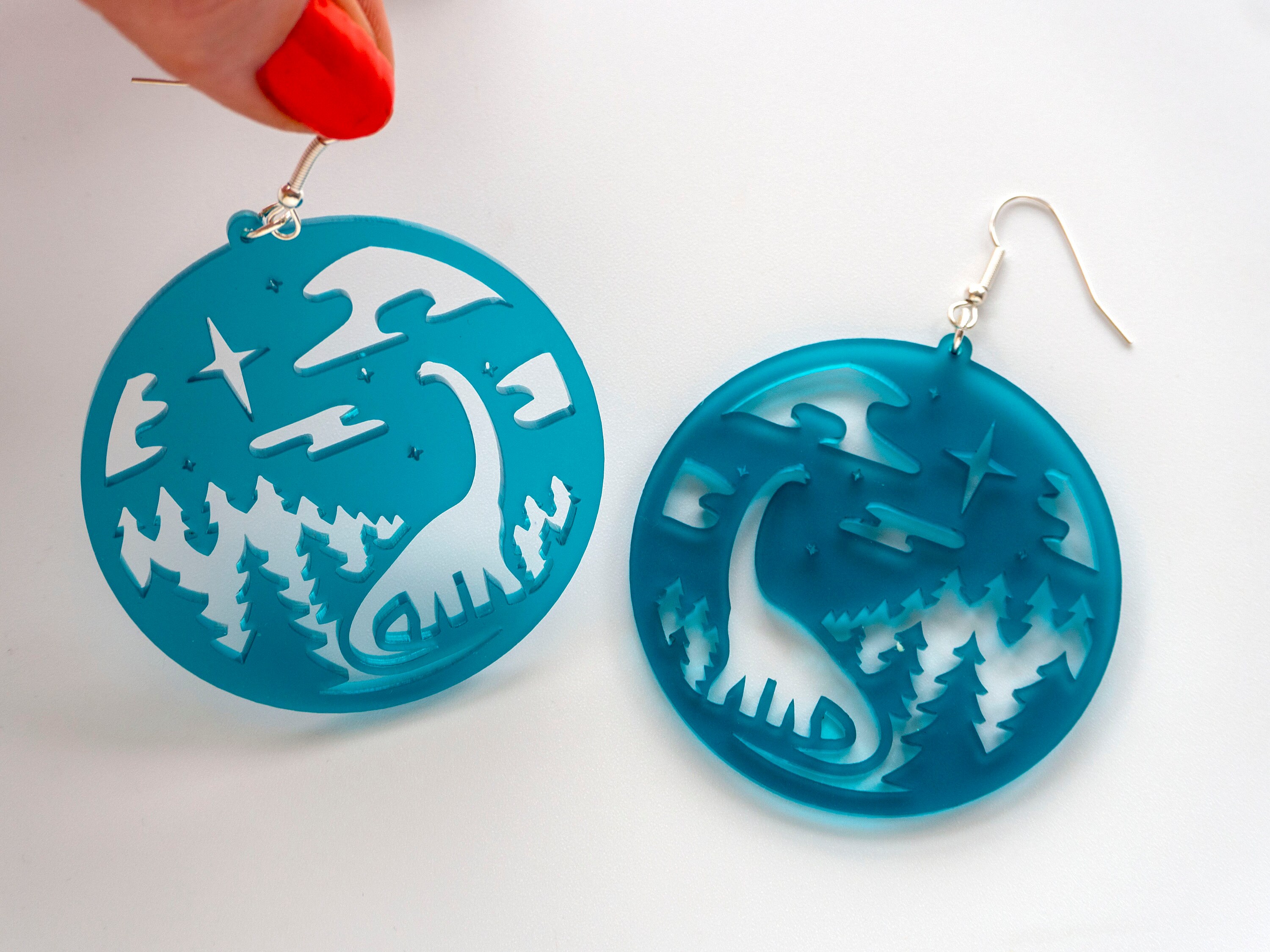 森の中のブラキオサウルスのイヤリング。RTS。 - Etsy 日本