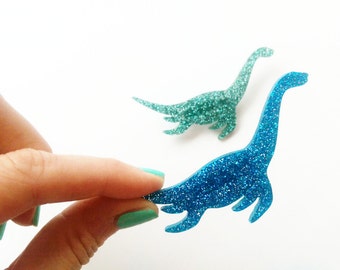 Broche de dinossauro plesiossauro com glitter, alfinete brilhante de acrílico cortado a laser, presente de dinossauro para ela, joias alternativas, broche de dinossauro brilhante em 13 cores.