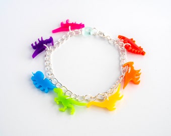 Pulsera con dije de dinosaurio arcoíris