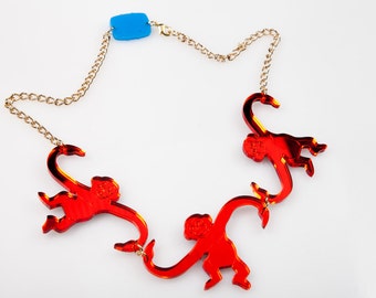 Colar de macaco de acrílico vermelho espelhado: corrente de ouro robusta, nostalgia de brinquedo dos anos noventa