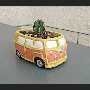 黄橙色のVWバス型プランター｜レトロキャンパー型サボテン鉢｜多肉植物のホームデコレーション