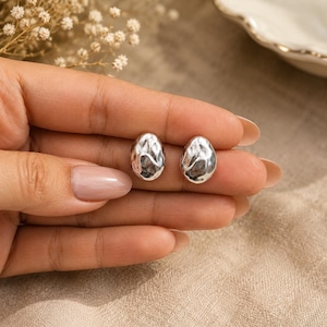 Örhängen i 925 sterlingsilver, texturerade silverörhängen, minimalistiska örhängen, ekologiska ovala örhängen, handgjorda silversmycken, present till henne