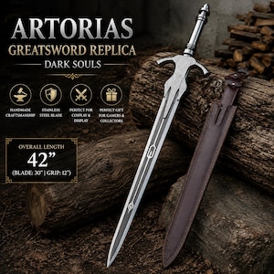 Può includere: Una replica di spadone in metallo argentato con una guardia dettagliata e una lunghezza totale di 106,68 cm, inclusa una lama di 76,2 cm e un'impugnatura di 30,48 cm. La spada è accompagnata da un fodero in pelle marrone scuro con cuciture.