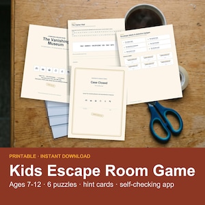 Puede incluir: Un juego de escape room imprimible titulado The Vanishing Museum, que incluye varias páginas de acertijos, un muro de cifrado, insignias de detective y un certificado de Case Closed. El set es para 1 a 8 jugadores, de 7 a 12 años, con 6 acertijos.