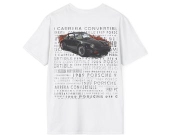 Könnte beinhalten: Weißes T-Shirt mit einer Grafik eines schwarzen 1989 Porsche 911 Carrera Cabriolet. Das Design enthält Textelemente wie "Carrera Convertible 1989 Porsche 911". Das Shirt besteht aus einem weichen Material.