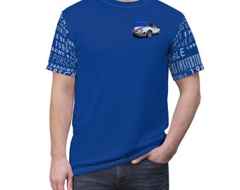 Könnte beinhalten: Königsblaues T-Shirt mit einer Grafik eines weißen Porsche-Cabrios mit roten und blauen Akzenten. Die Ärmel haben ein weißes Textdesign mit dem Wort "Porsche" und dem Jahr "1989".
