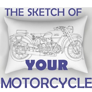 Könnte beinhalten: Weißes rechteckiges Kissen mit einer detaillierten Bleistiftskizze eines Oldtimer-Motorrads. Der Text "THE SKETCH OF YOUR MOTORCYCLE" ist in Dunkelblau oben und unten auf dem Kissen aufgedruckt.