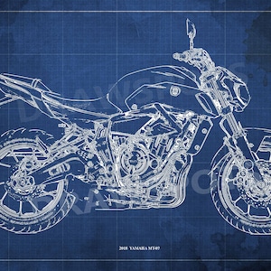 Può includere: Illustrazione in stile blueprint di una moto Yamaha MT-07. Le linee bianche delineano i componenti della moto su uno sfondo a griglia blu scuro. Il testo "2018 Yamaha MT-07" è in basso. Ideale per gli appassionati di moto.